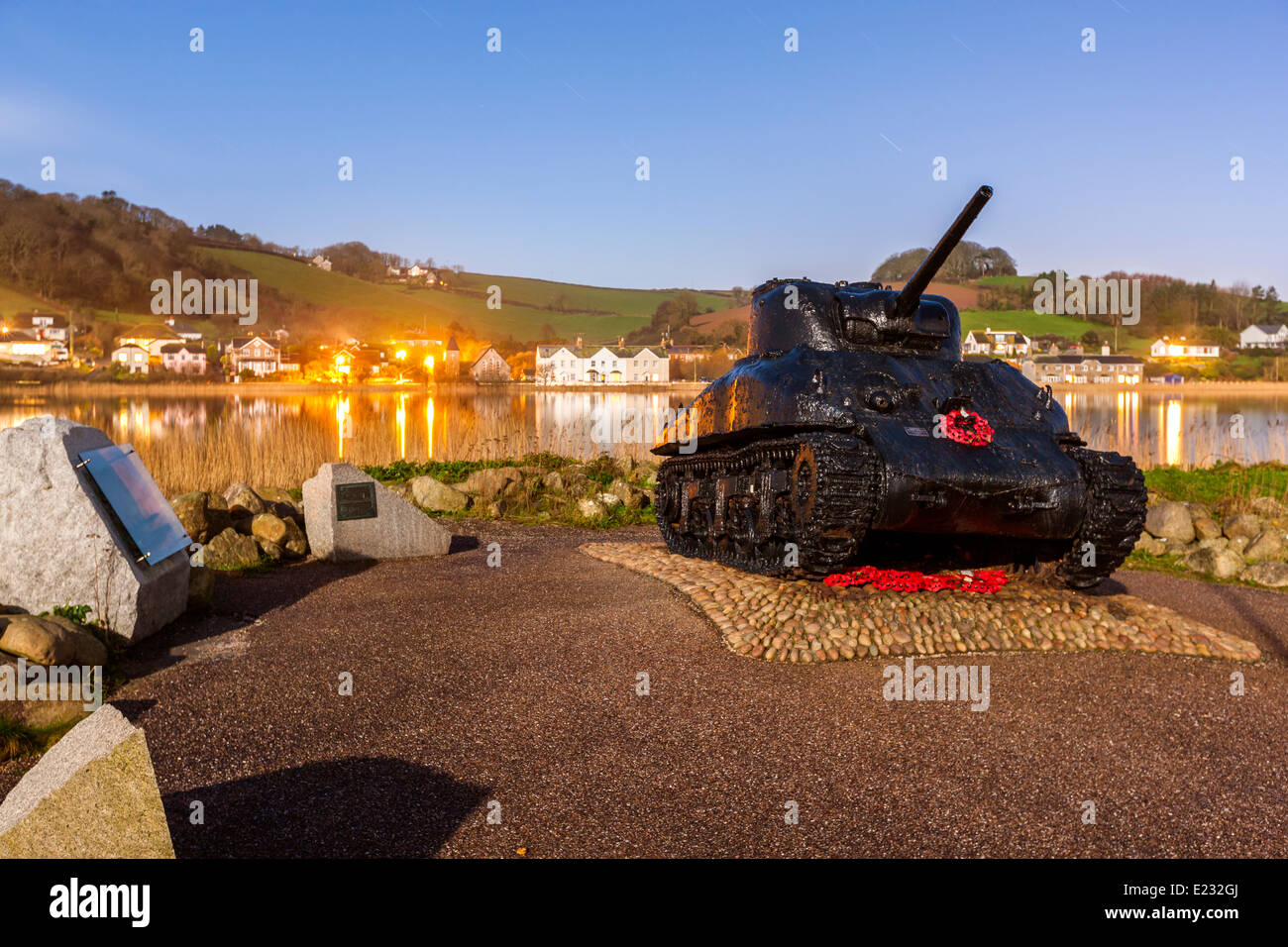 Sherman-Panzer von Anfang Bucht abgerufen und als ein Kriegsdenkmal in Torcross, Devon, England, Vereinigtes Königreich eingerichtet. Stockfoto