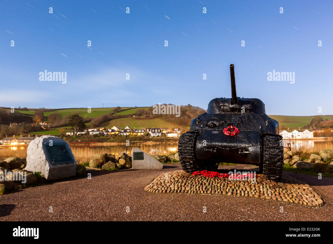 Sherman-Panzer von Anfang Bucht abgerufen und als ein Kriegsdenkmal in Torcross, Devon, England, Vereinigtes Königreich eingerichtet. Stockfoto