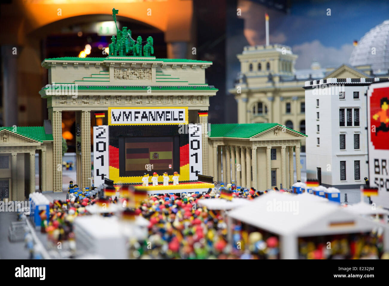Berlin, Deutschland. 14. Juni 2014. Eine WM-Fanmeile mit dem Brandenburger  Tor wurde aus Legosteinen im Legoland Discovery Centre in Berlin,  Deutschland, 14. Juni 2014 gebaut. Fast 30.000 LEGO Ziegelsteine dienten im  Prinzip