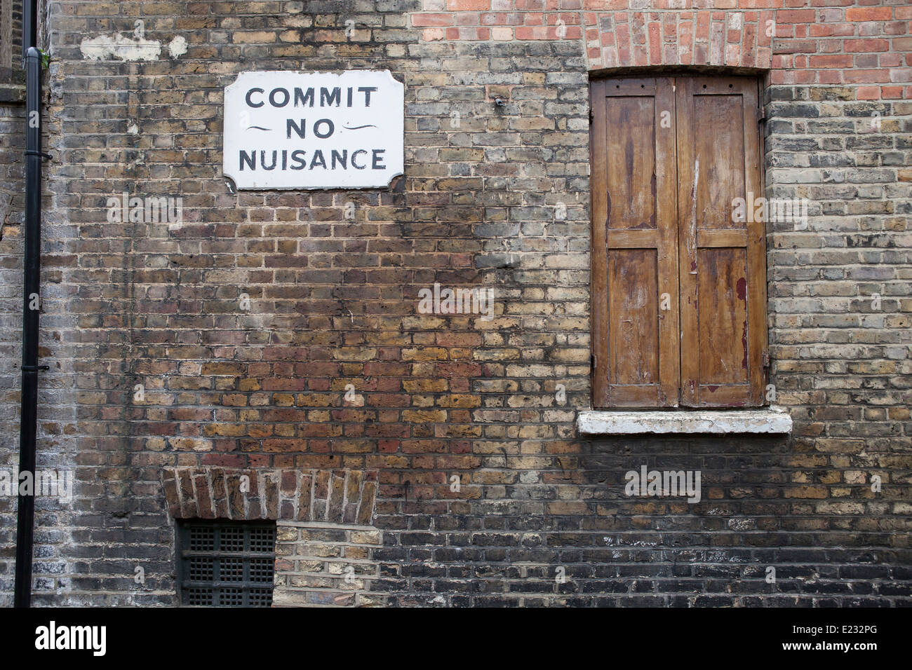 Eine alte Straße Schild mit der Aufschrift begehen"kein Ärgernis" in die Gassen der Borough, Süd-London Stockfoto