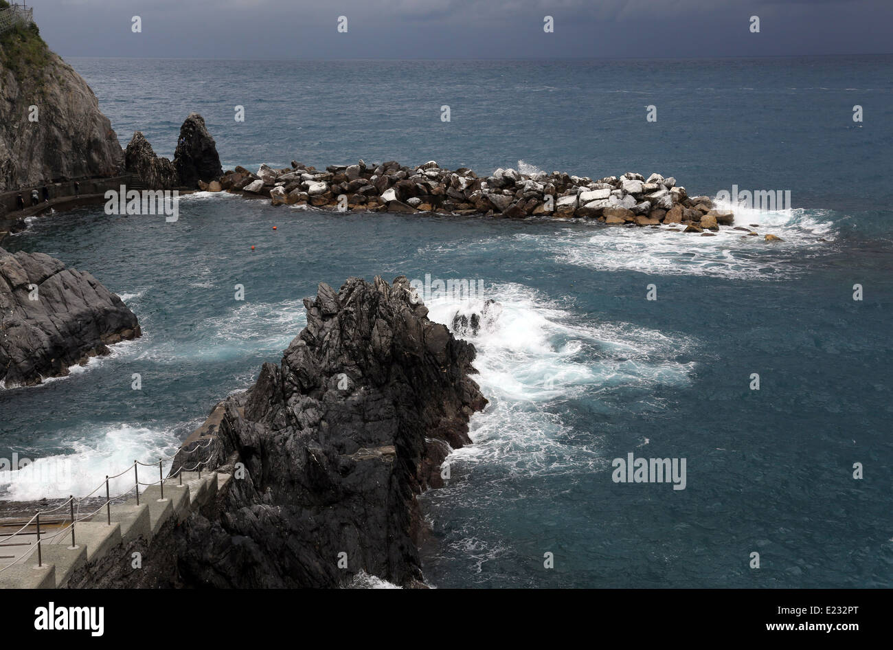 Klippen entlang des Mittelmeers in Cinque Terre, Italien. Stockfoto