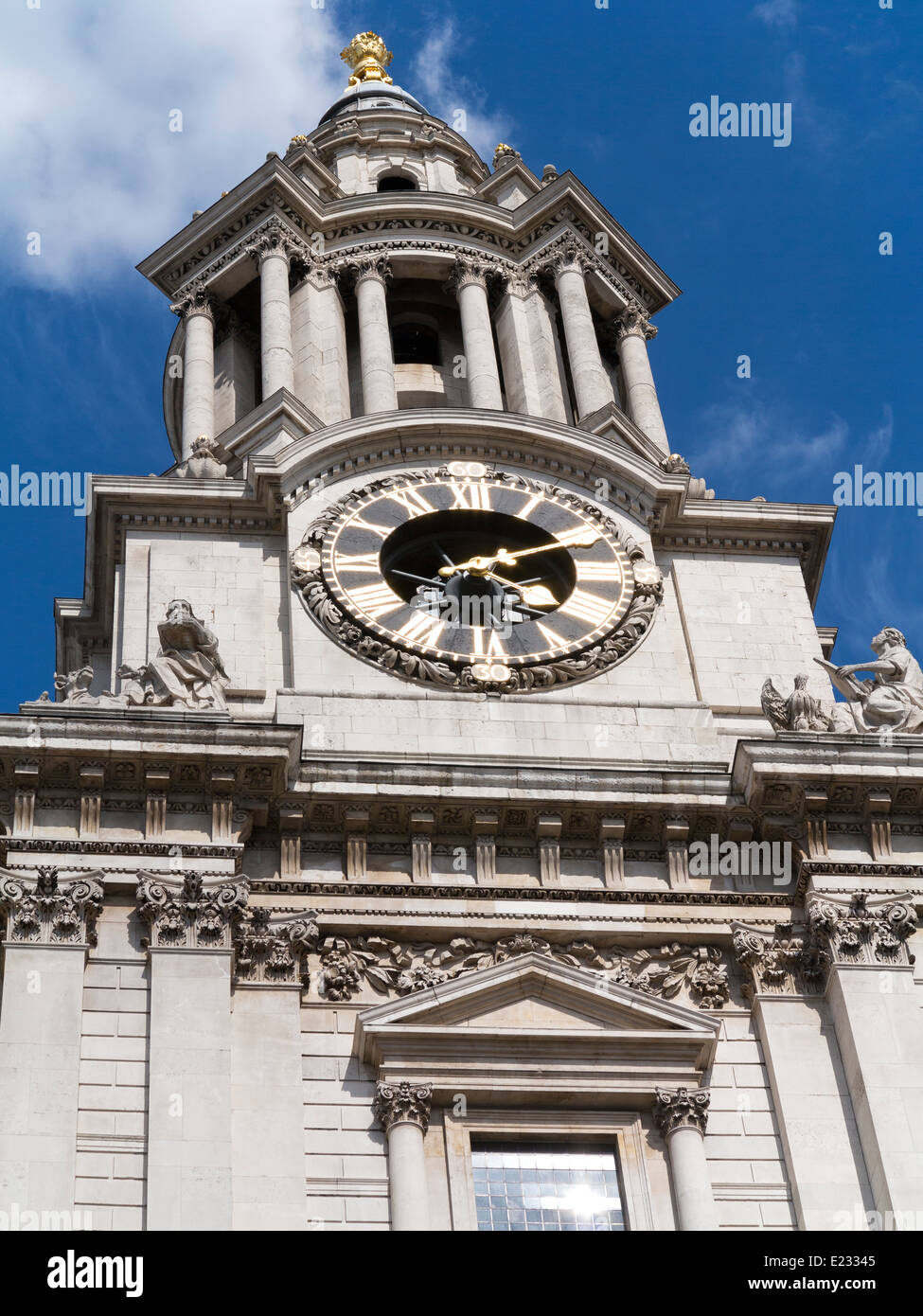 Der Uhr-Turm von St. Pauls Cathedral zeigt 16:10 aus einem niedrigen Winkel Stockfoto