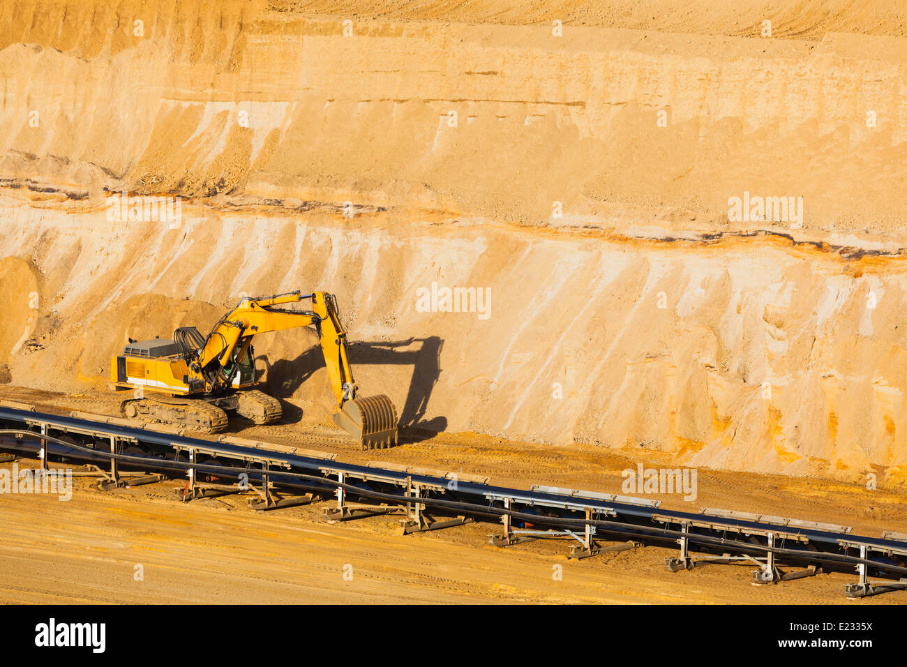 Ein kleiner Bagger am geparkt in einer Braunkohle-Grube Bergwerk Stockfoto