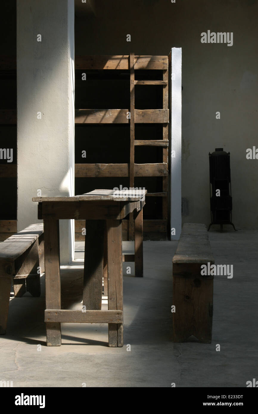 Möbel in einer ehemaligen Zelle des Gestapo-Gefängnisses, jetzt die Gedenkstätte Theresienstadt in der kleinen Festung in Theresienstadt, Tschechische Republik. Stockfoto