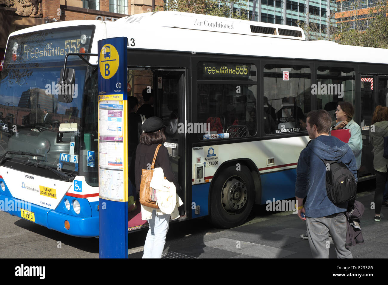 Pendler, die einsteigen in eines Bus Sydney in Chippendale, Sydney, Nsw, Australien Stockfoto