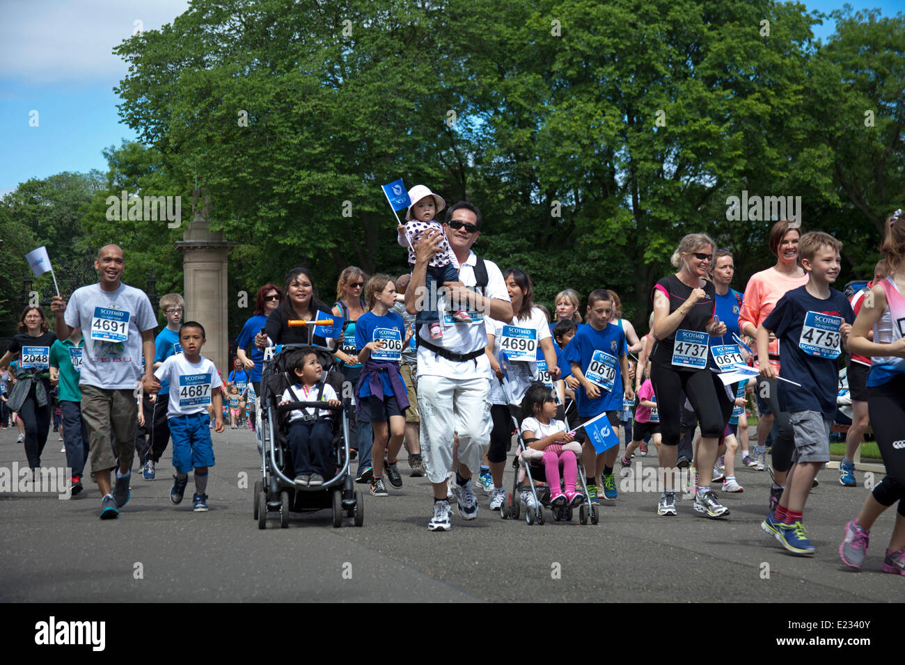 Holyrood, Edinburgh, Schottland, Großbritannien. 14. Juni 2014. begeben Sie sich auf "The School Run", die sich über eine 2,2 km lange Strecke von Holyrood Palace Meadowbank Stadium erstrecken wird, Teilnehmer können Teilnehmer aller Altersgruppen und Fähigkeiten zu laufen, Joggen oder gehen Seite an Seite mit sportlichen Sterne um Geld für Gemeinde und Schule Sportanlagen. Bildnachweis: Bogen weiß/Alamy Live-Nachrichten Stockfoto