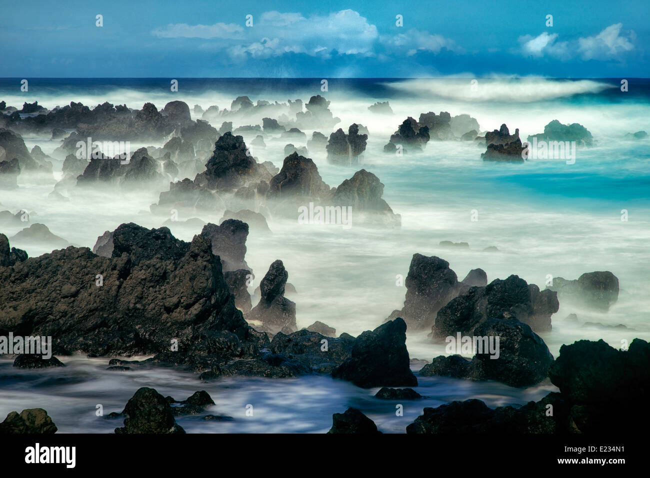 Vulkanische Seastacks mit Wellen, Maui, Hawaii Stockfoto