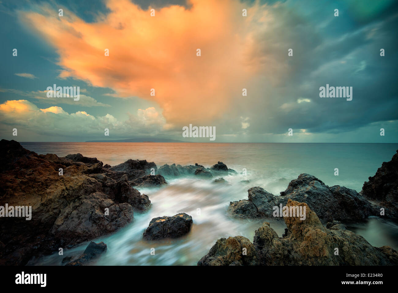 Sunrise und Wolken am felsigen Strand. Maui, Hawaii Stockfoto