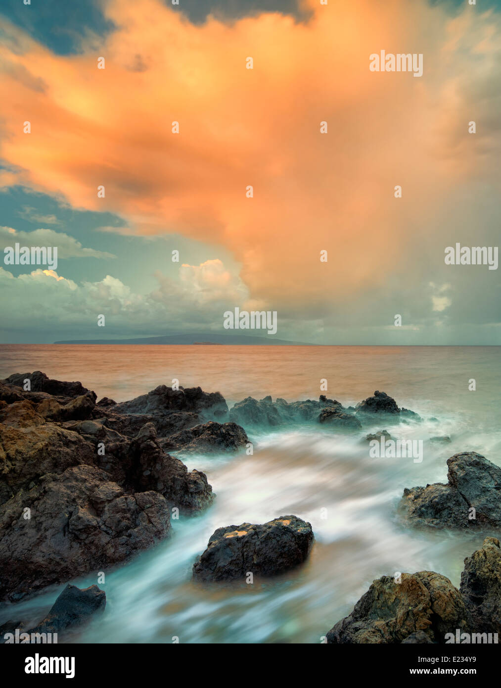 Sunrise und Wolken am felsigen Strand. Maui, Hawaii Stockfoto