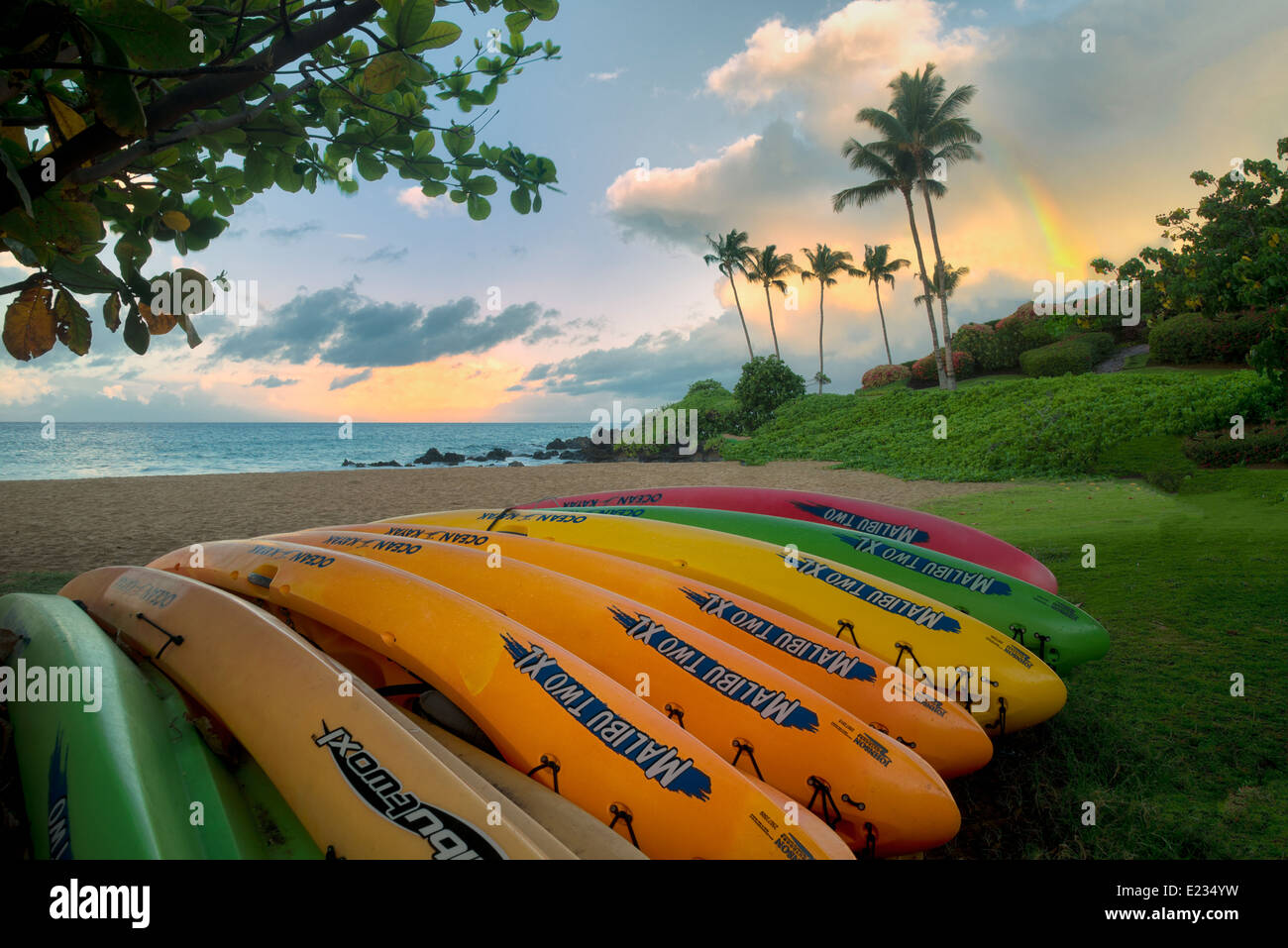 Kajaks am Strand mit Regenbogen. Maui, Hawaii Stockfoto
