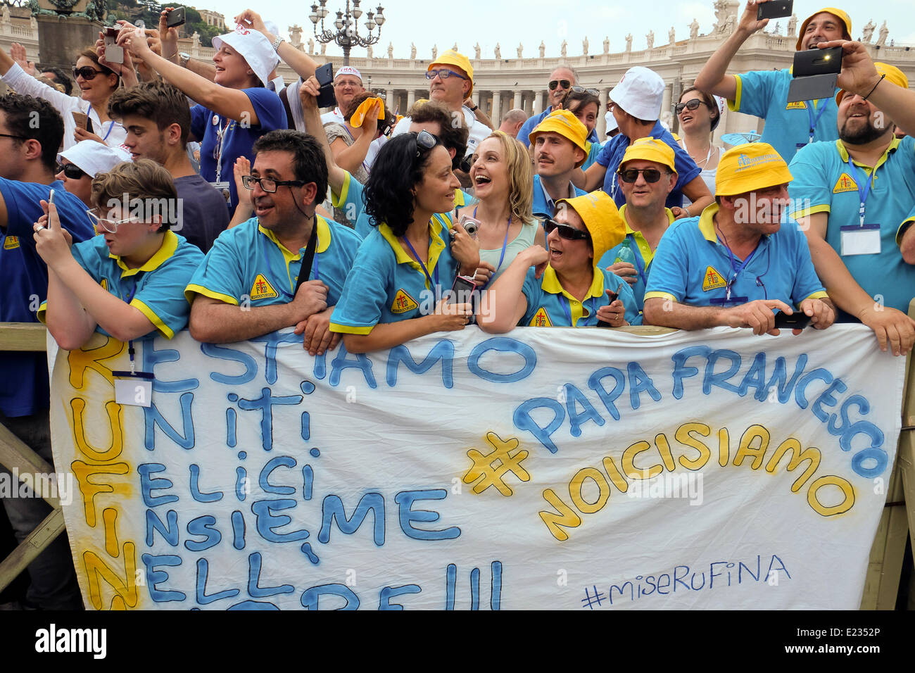 Vatikan-Stadt. 14. Juni 2014. Misericordia und Fratres Freiwilligen treffen Papst Francis im Petersdom Quadrat (ca. 60 000 Personen) Credit: wirklich Easy Star/Alamy Live News Stockfoto