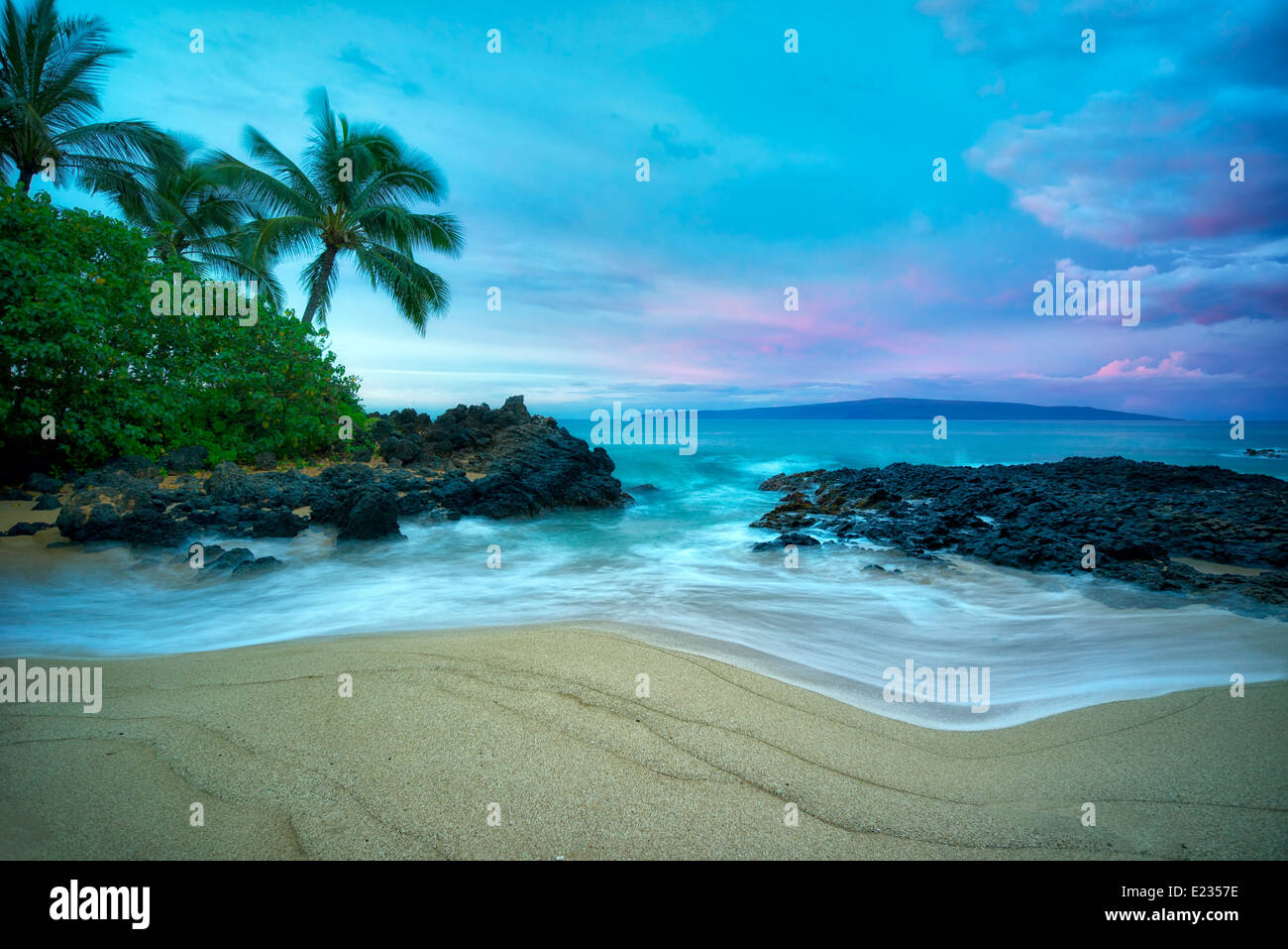 Einsamen Strand mit Palmen und Sonnenaufgang. Maui, Hawaii Stockfoto