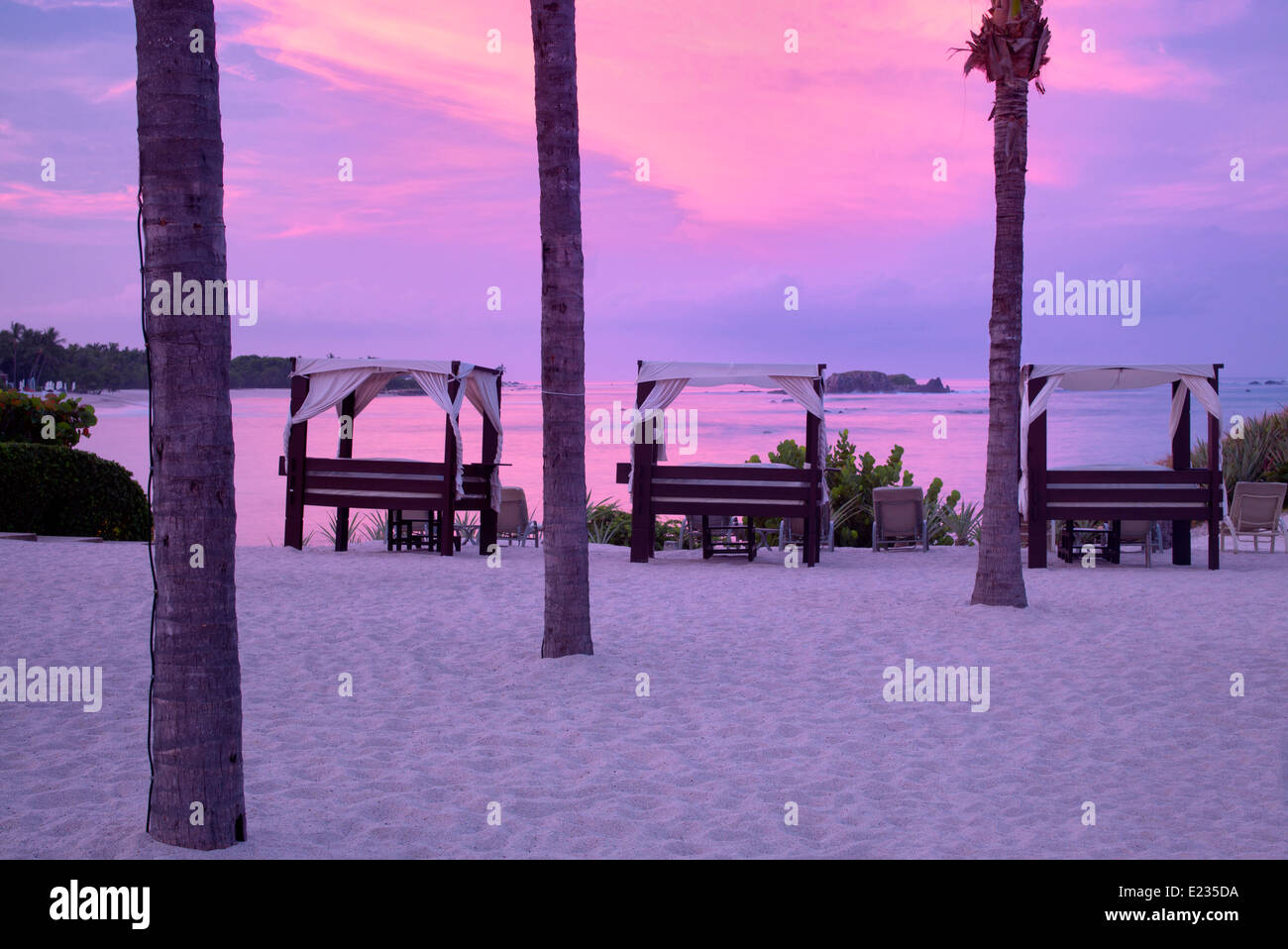 Strandkörbe und Sonnenaufgang im Four Seasons. Punta Mita, Mexiko. Stockfoto