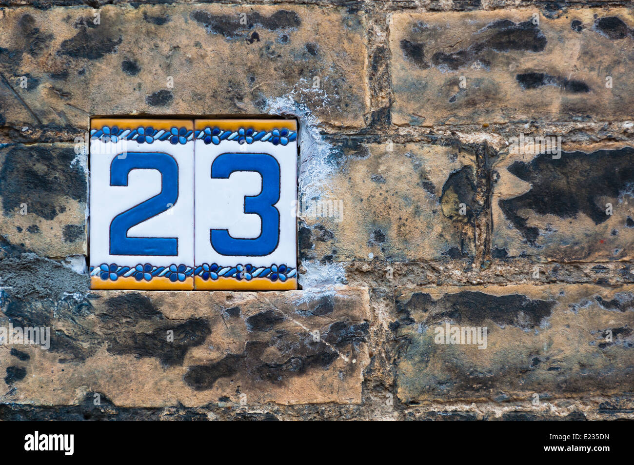 Nahaufnahme von Nummer 23 auf eine Mauer Stockfoto