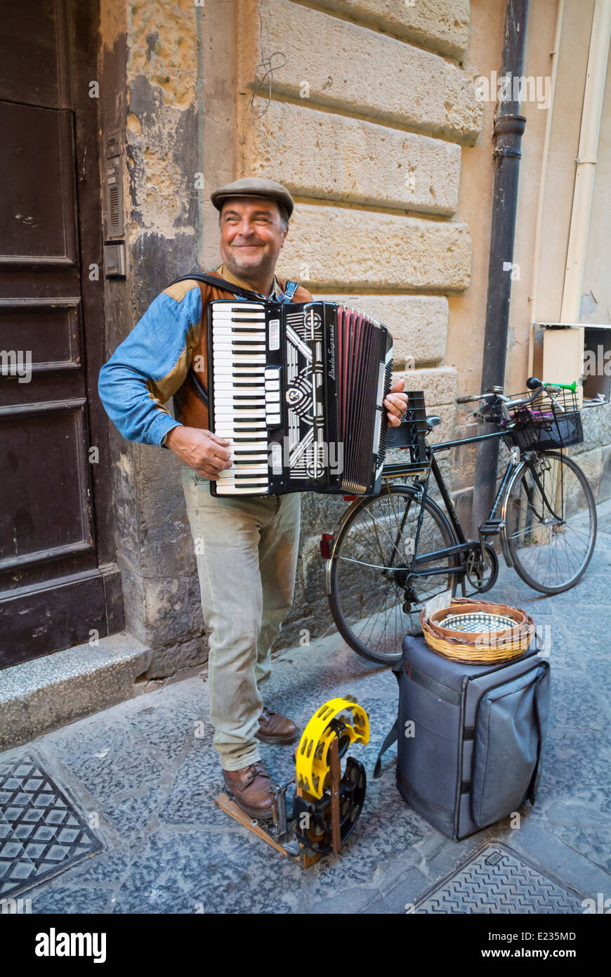 Akkordeon-Spieler auf der Straße, Syrakus, Sizilien, Süditalien Stockfoto