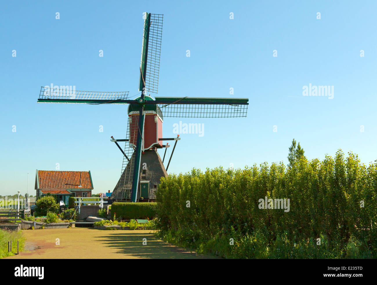 Vlietmolen, eine hohle Bockwindmühle oder Niederländisch '' Wipmolen'' genannt, befindet sich im Altstrecke, Südholland, Niederlande. Stockfoto