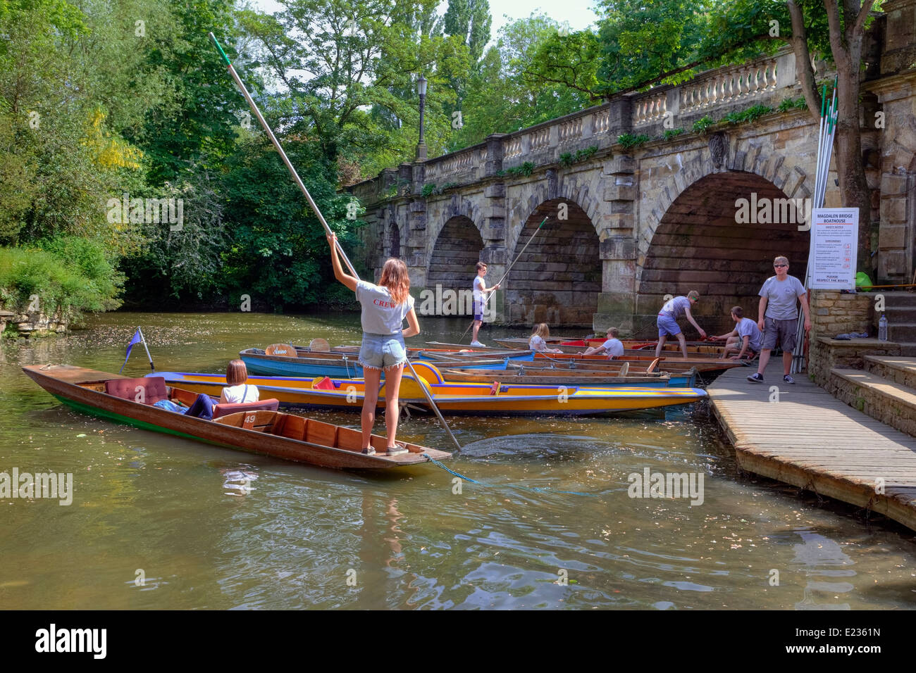 Magdalen Bridge, Bootfahren, Oxford, Oxfordshire, England, Vereinigtes Königreich Stockfoto