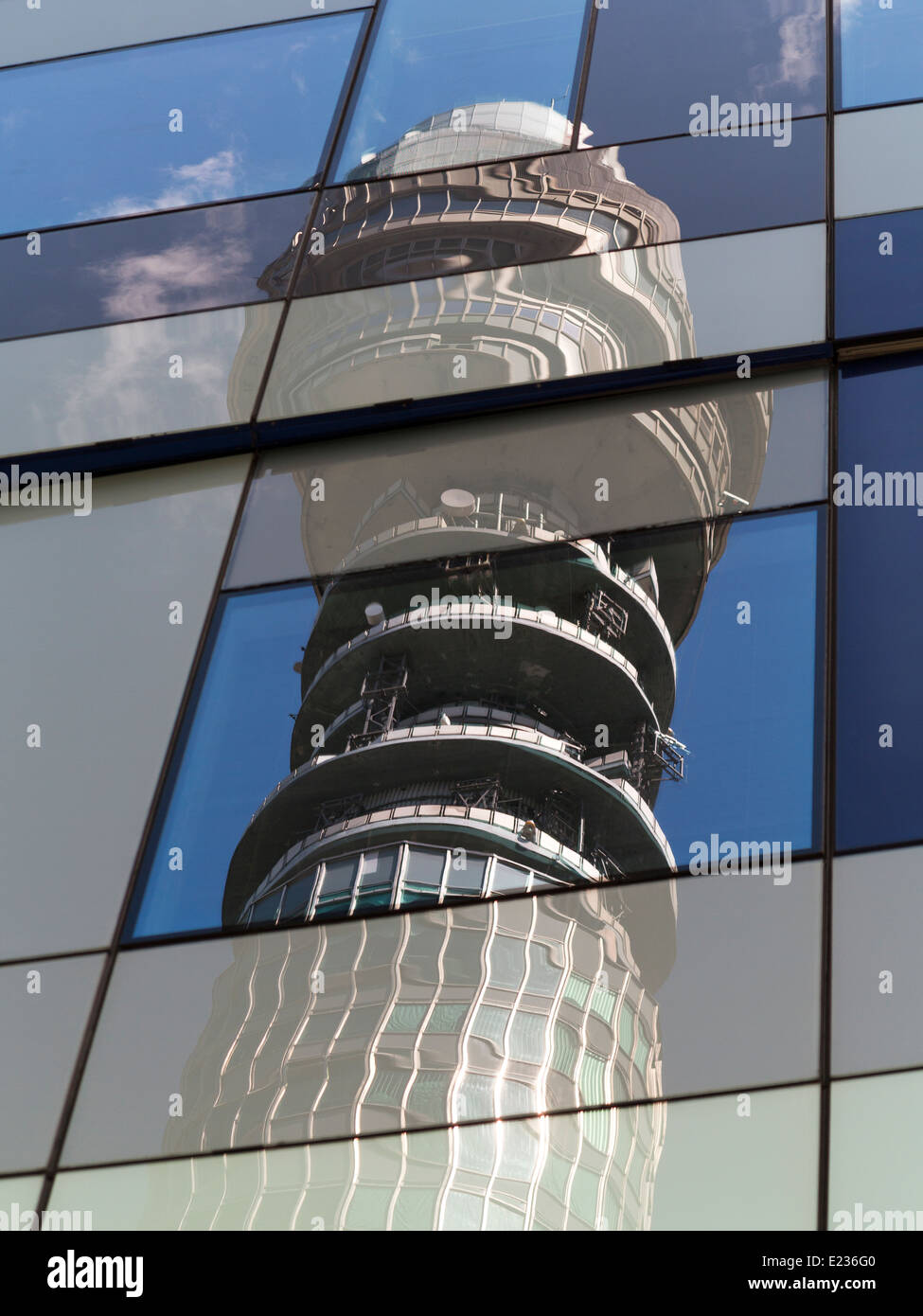 Telekom-Turm vor blauem Himmel mit weißen Wolken und Bäume verzerrte im Fenster Spiegelungen auf kubistische Weise Stockfoto