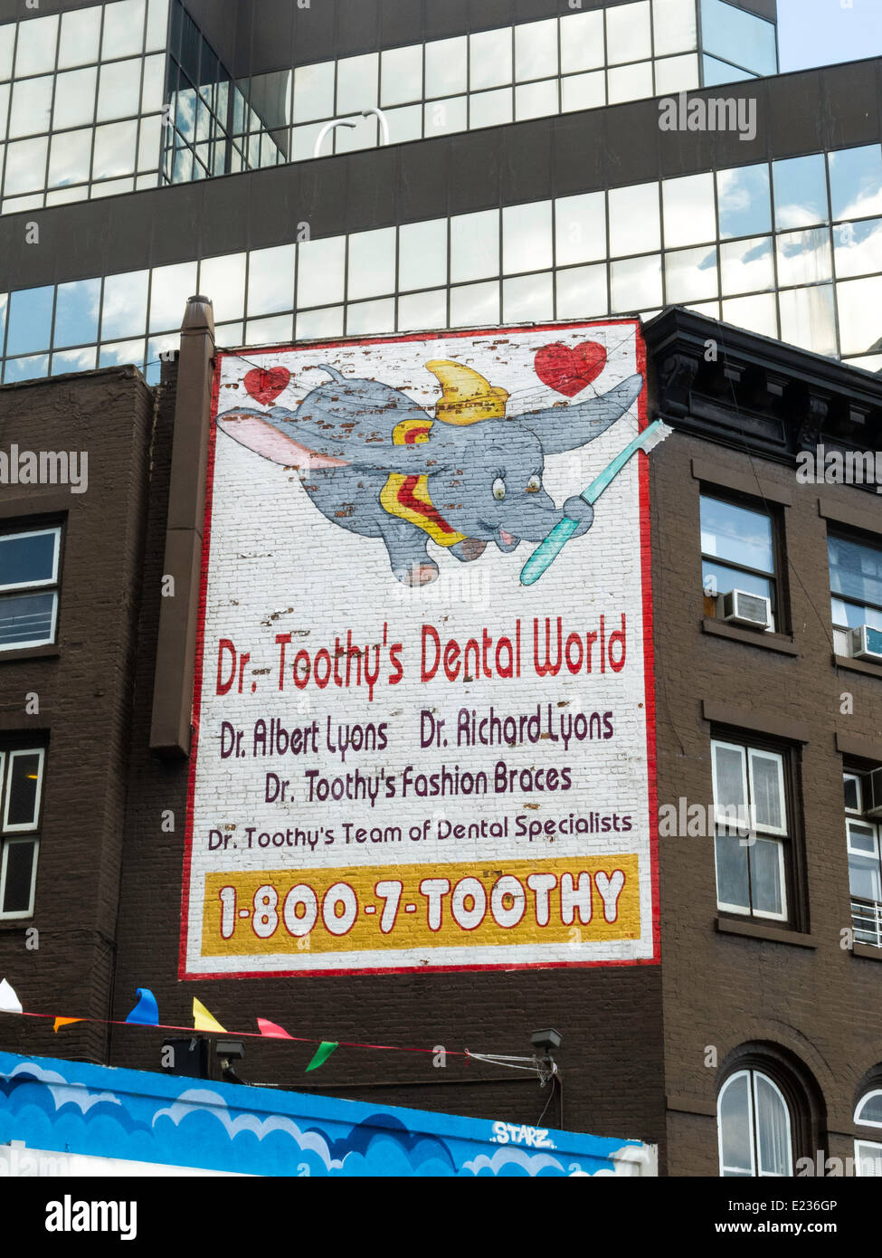 Dr. Toothy der Dentalwelt gemalt Billboard Straßenschild, Chinatown, New York Stockfoto