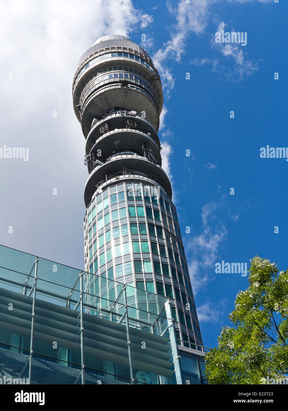 Telekom-Turm vor blauem Himmel mit weißen Wolken und Bäume Stockfoto