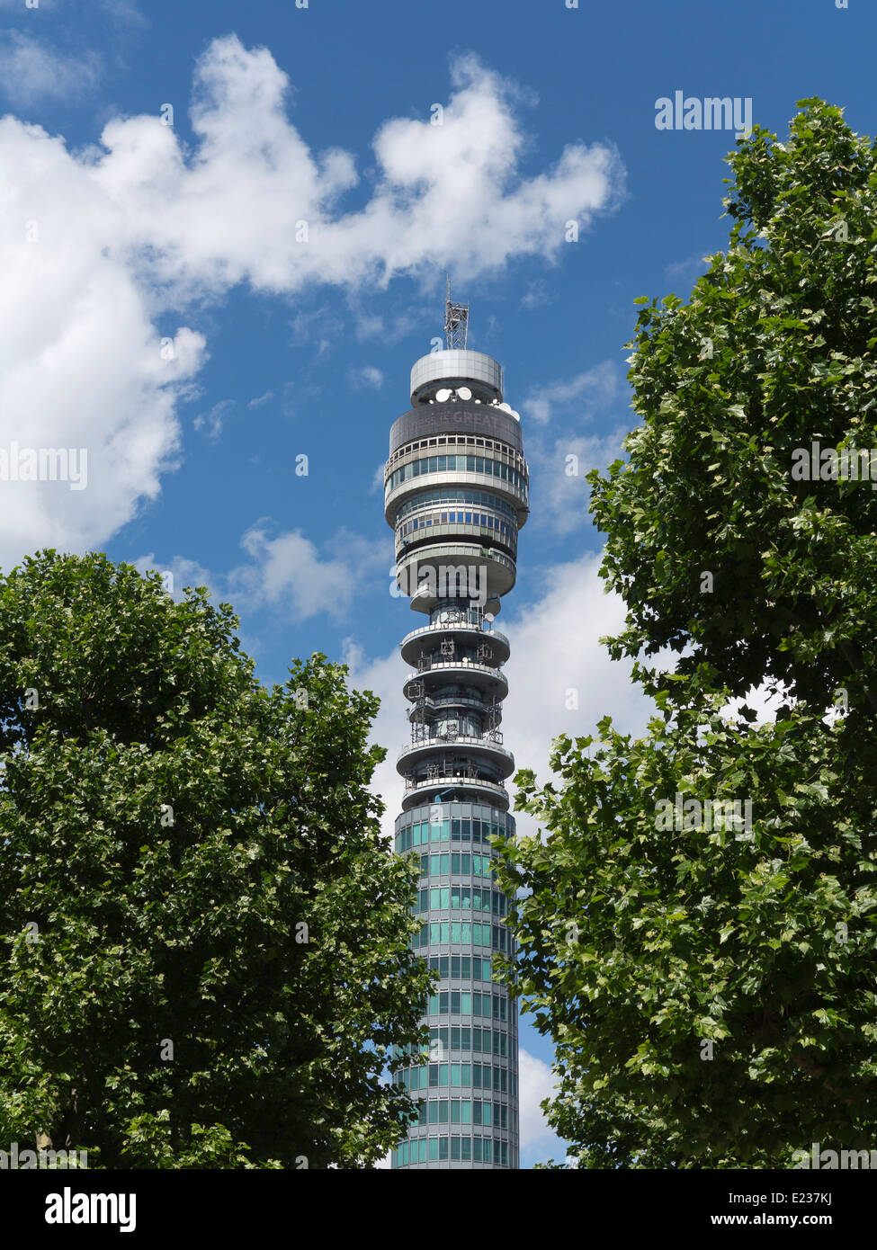 Telekom-Turm vor blauem Himmel mit weißen Wolken und Bäume Stockfoto