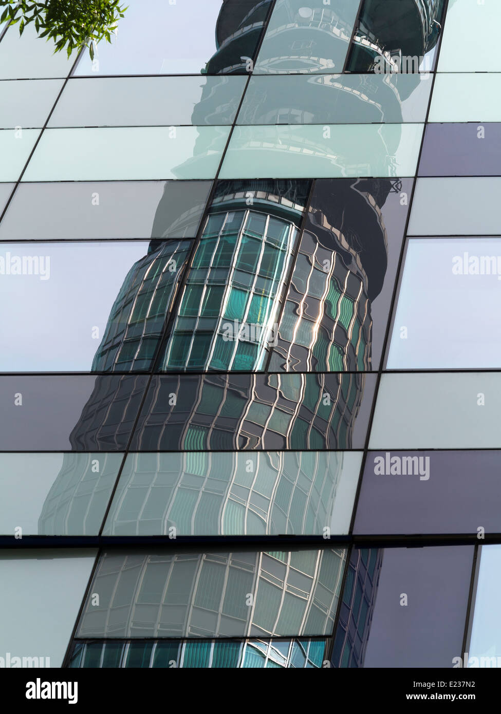 Abstraktere Überlegungen der Telekom-Turm in Windows aus Glas verkleidet Bürogebäude Stockfoto