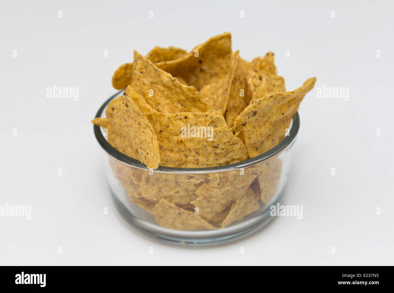 Closeup, Tortilla-Chips in eine Schüssel geben Stockfoto