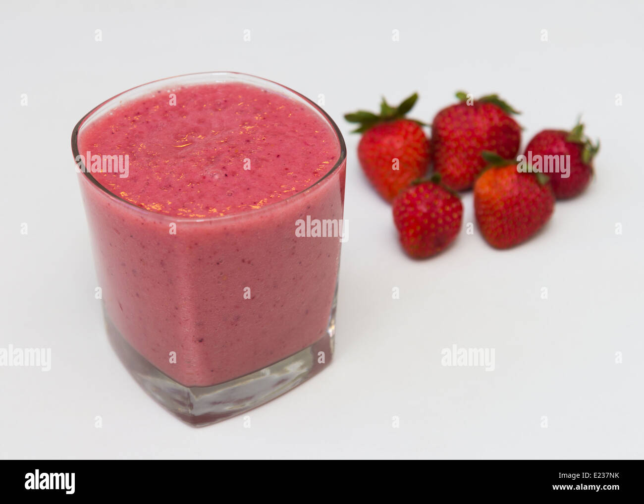 Erdbeer Smoothie in einem Glas Stockfoto