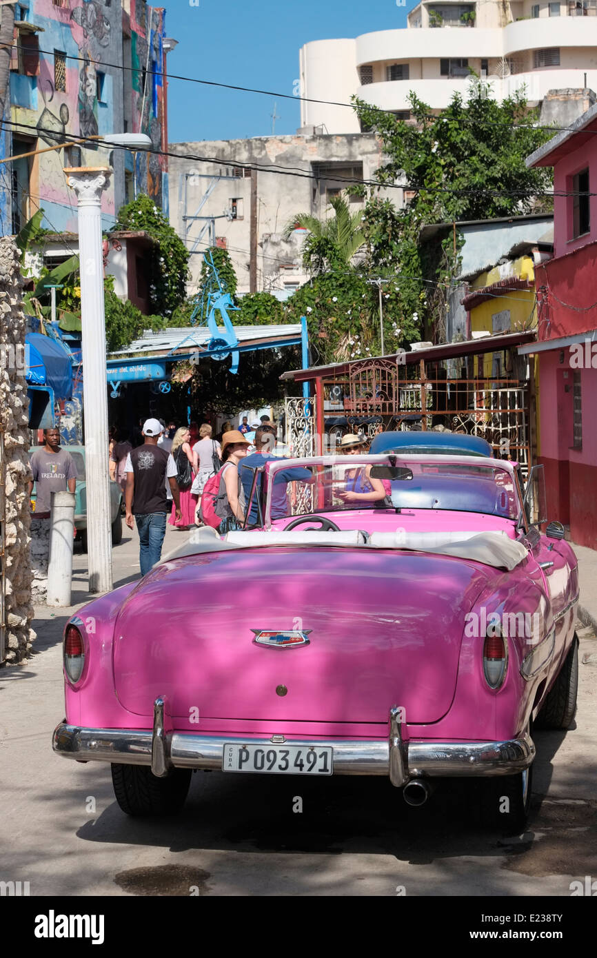 Ein 1950er Jahre Chevrolet Bel Air Cabrio bei Callejón de Hamel, zentralen Havanna, Kuba. Stockfoto