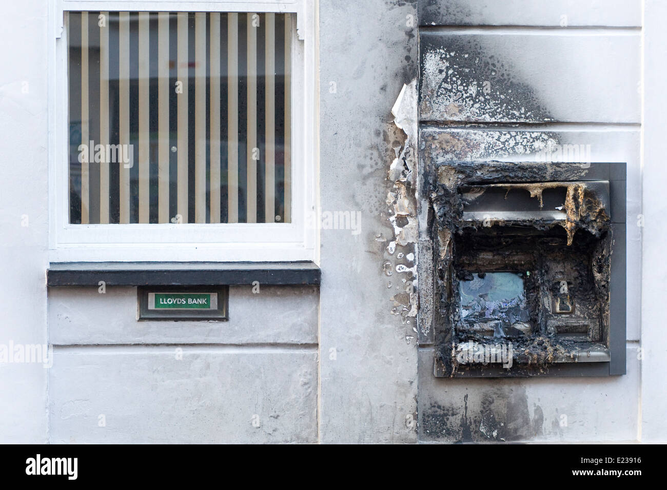 Lloyds Bank ATM gezielt durch einen Brandstifter Brand gesetzt und in einem zufälligen Akt des Vandalismus ausgebrannt Stockfoto