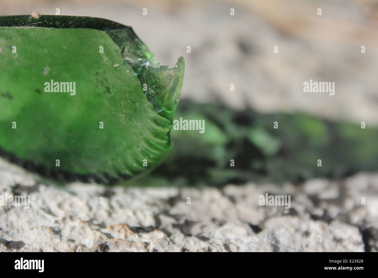 Zerbrochene Bierflasche auf den Felsen Stockfoto