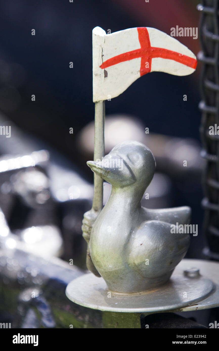 Vintage Car Hood Ornament einer Ente mit der Flagge von Saint Georges Stockfoto