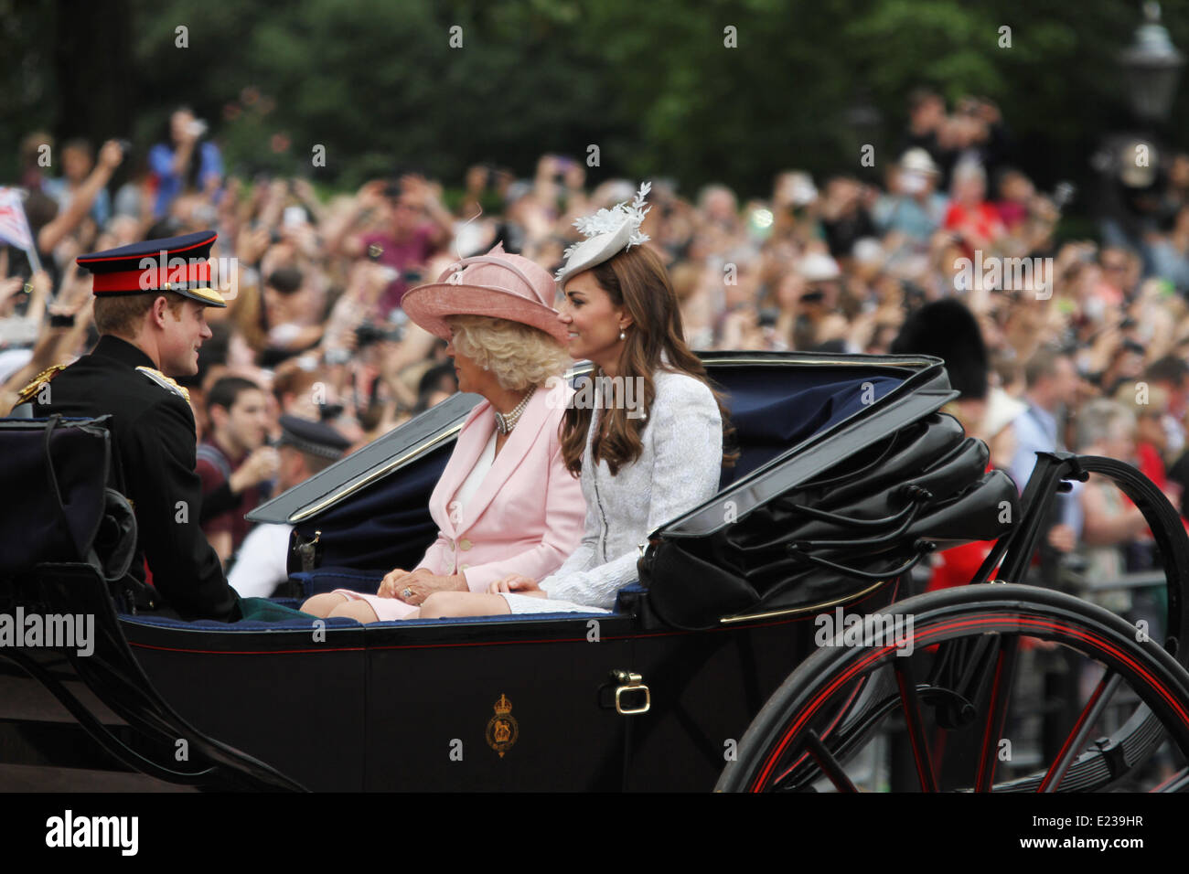 Camilla, Herzogin von Cornwall, Catherine, Herzogin von Cambridge & Prinz Harry, Trooping die Farbe 2014 für Geburtstag der Königin. Stockfoto