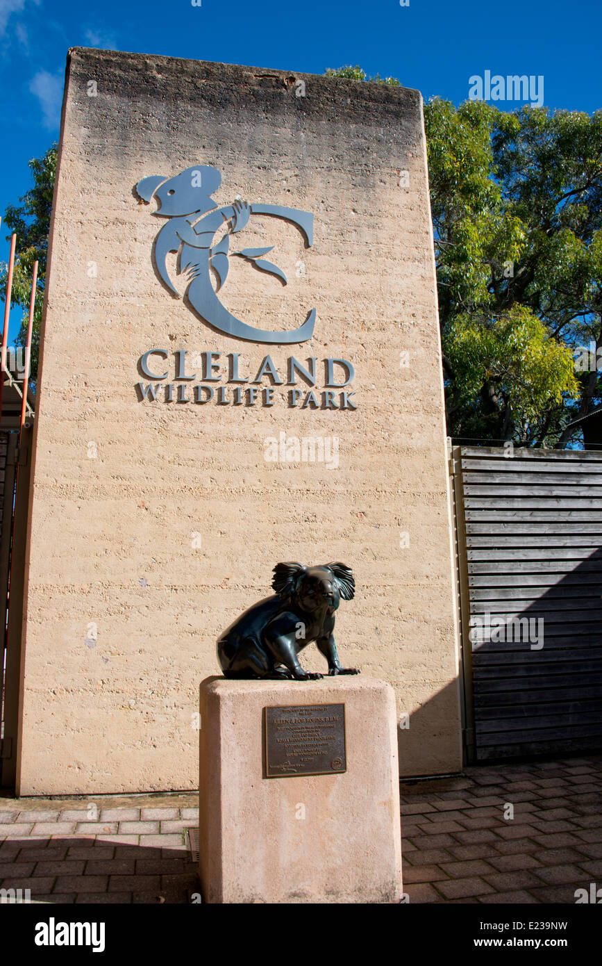 Australien, South Australia, Adelaide. Parken Sie Cleland Wildlife Park Eintrag Schild mit Koala. Stockfoto