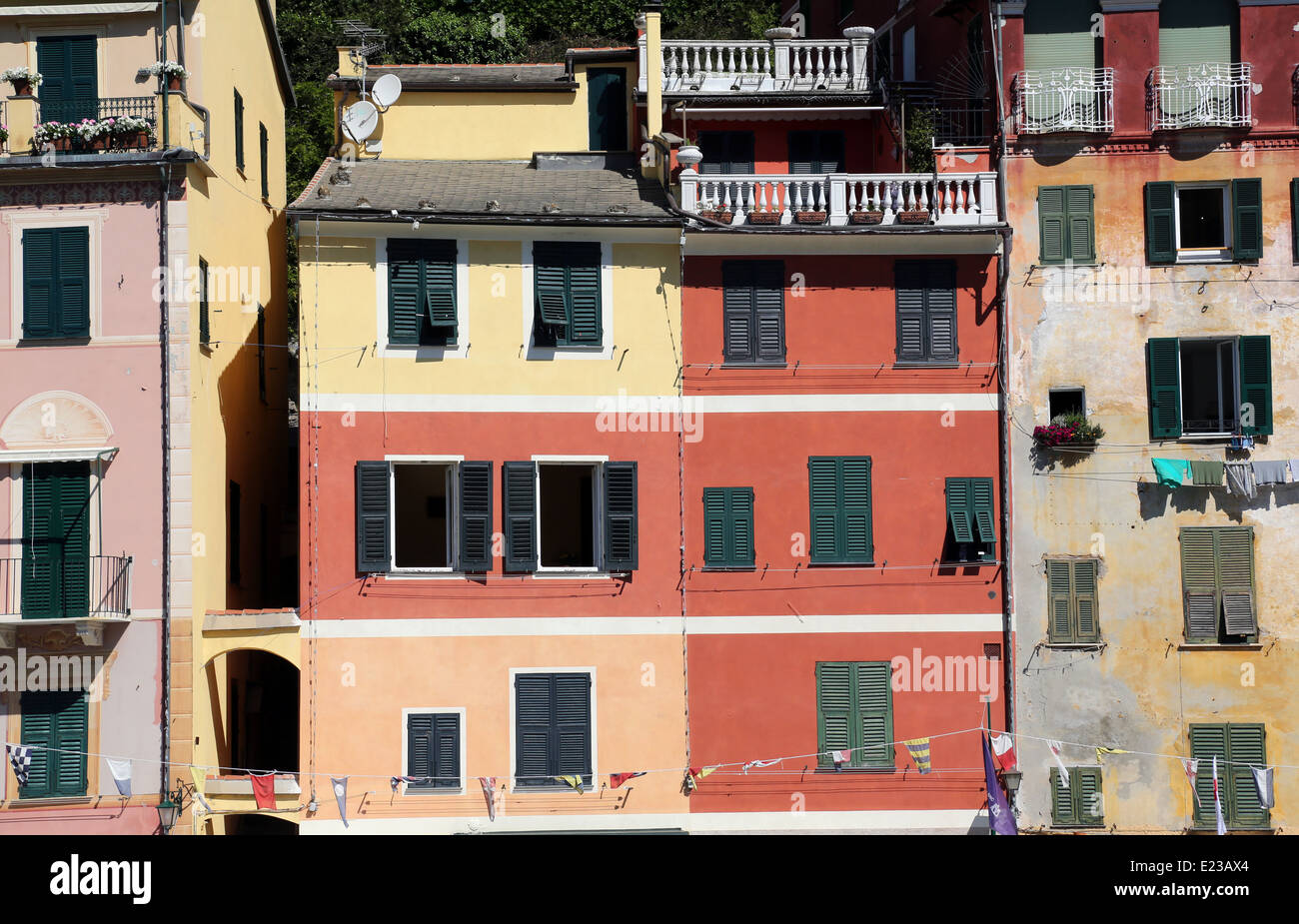 Blick auf alte bunte Häuser von Portofino - Städtchen am Ligurischen Meer in Norditalien. Stockfoto