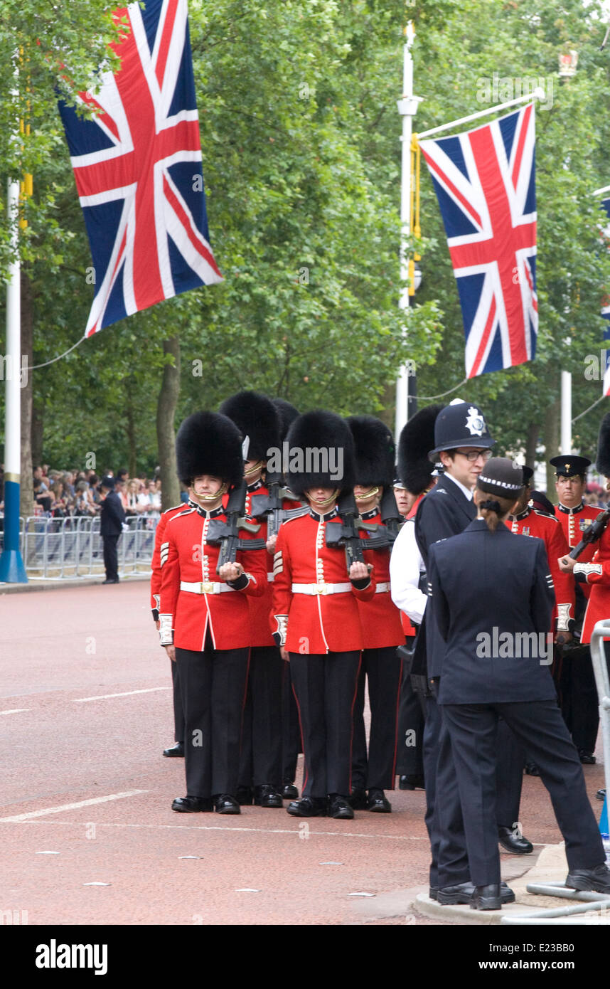 Gardisten marschieren über die Mall für die Trooping die Farbe der Queens-Geburtstag in London Stockfoto