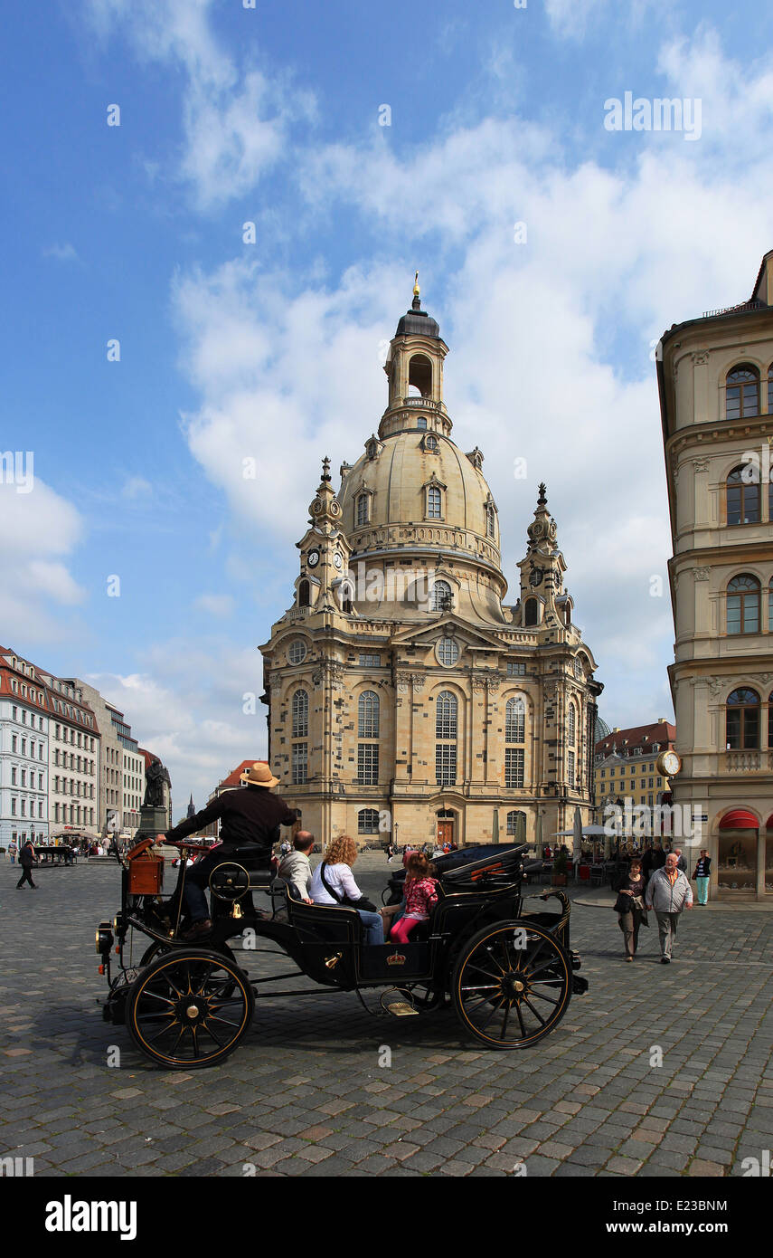 Touristen in der wieder aufgebauten Frauenkirche, die bei der Bombardierung von Dresden während des zweiten Weltkrieges zerstört wurde. Dresden, Deutschland Stockfoto