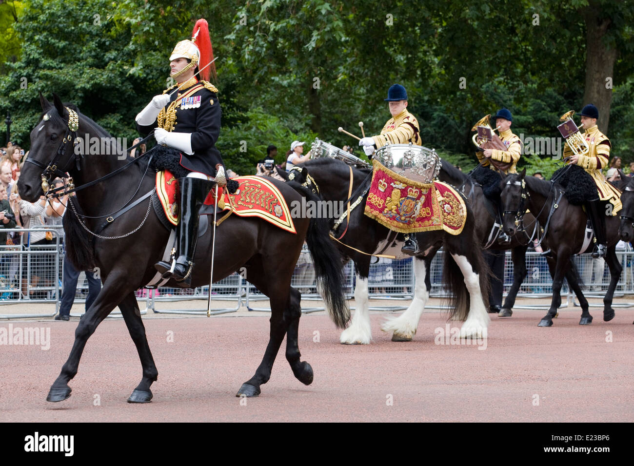 1. Bataillon Iren Wachen Offizier auf dem Pferderücken in der Mall für Trooping die Farbe The Mall London UK. Stockfoto