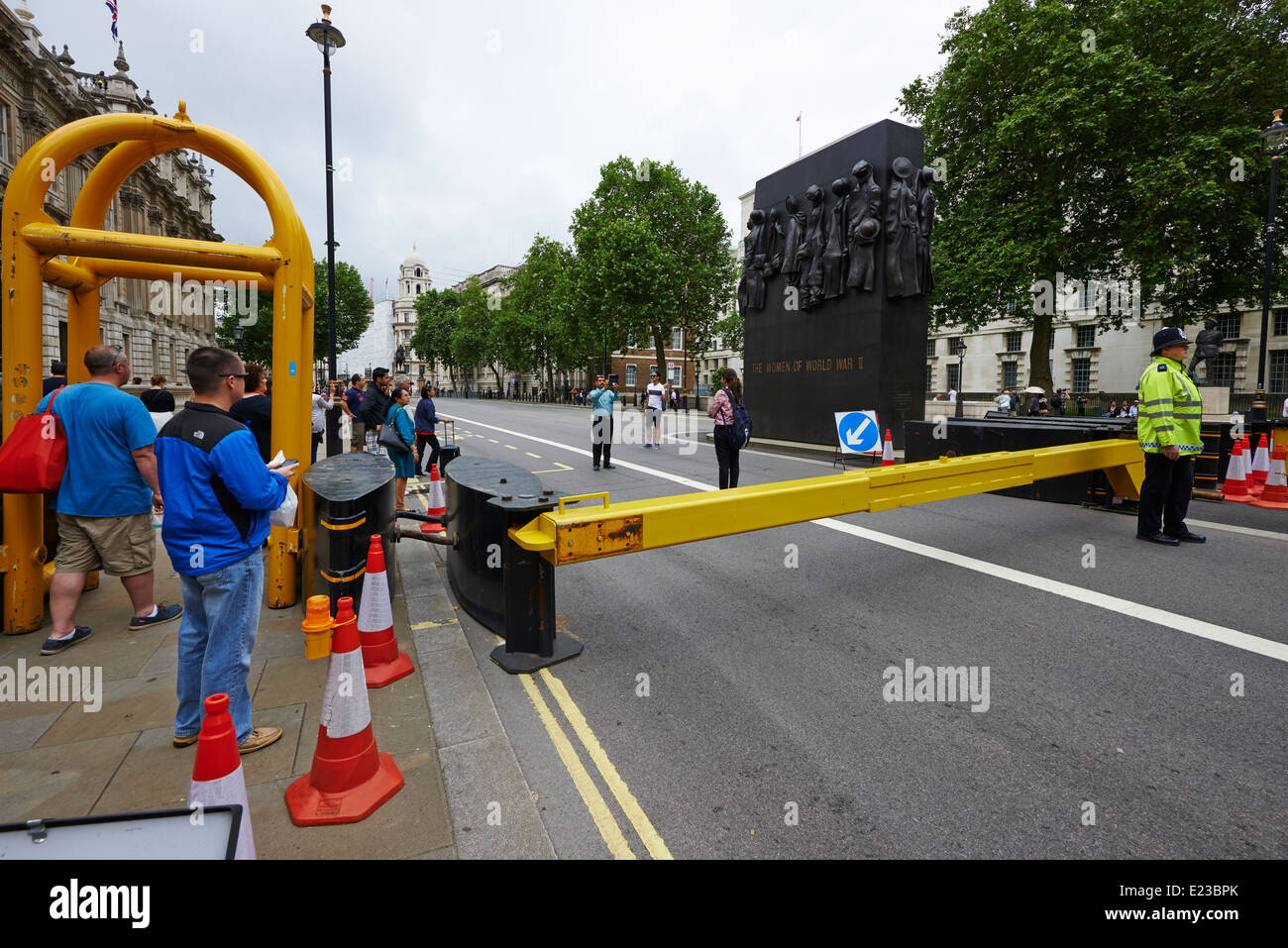 Polizei Straße Barriere Whitehall Westminster London UK Stockfoto