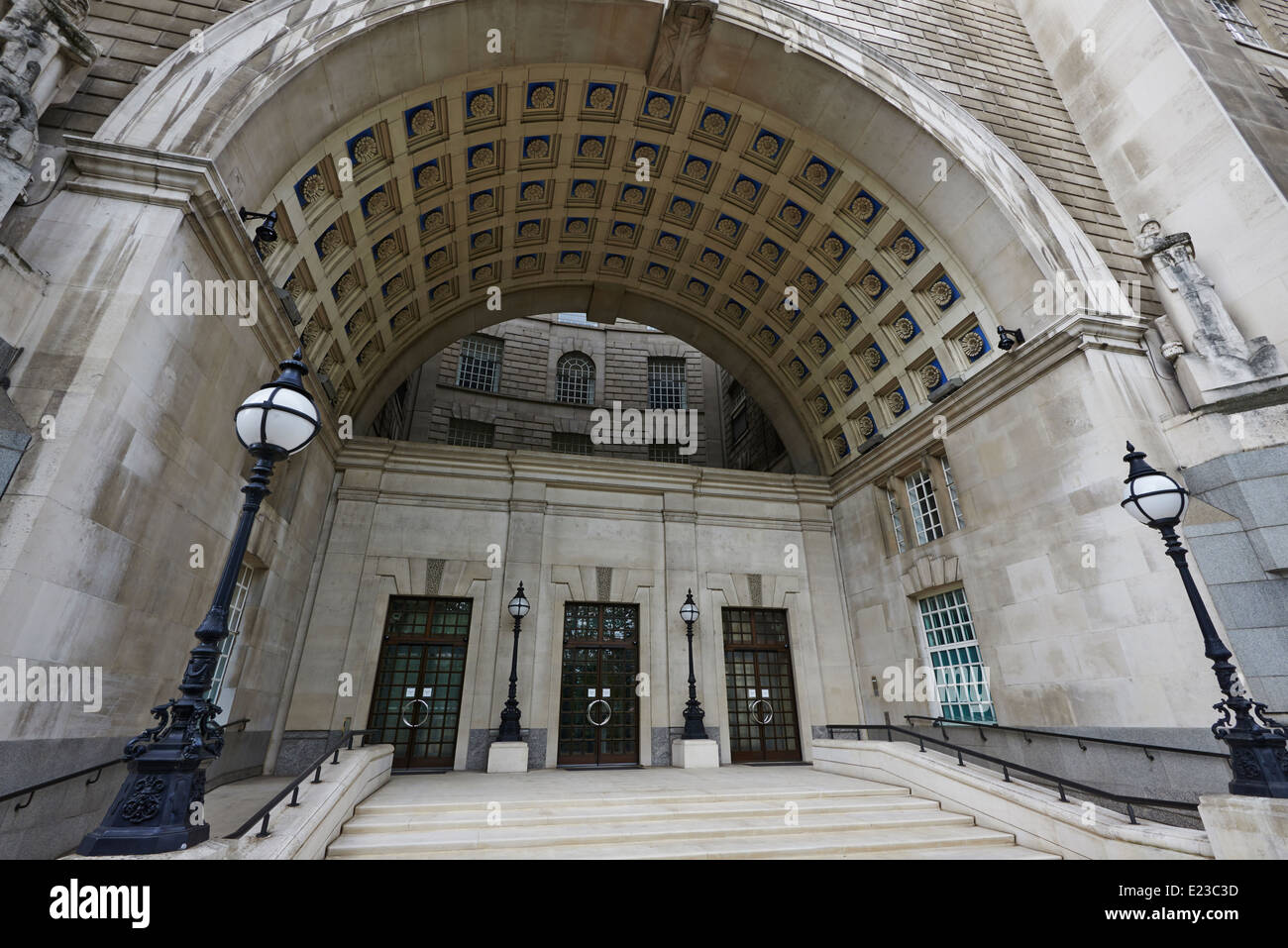 Eingang zur Themse Haus Sitz des MI5 oder Security Service Westminster London UK Stockfoto
