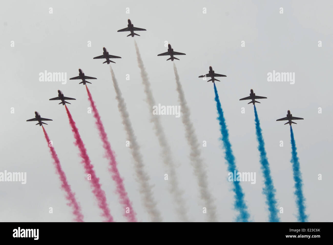 London, UK. 14. Juni 2014. Trooping die Farbe - amtlicher Geburtstag der Königin und der Horse Guards Parade mit der königlichen Familie auf dem Balkon am Buckingham Palace in London. . Foto: siehe Li/Alamy Live News Stockfoto