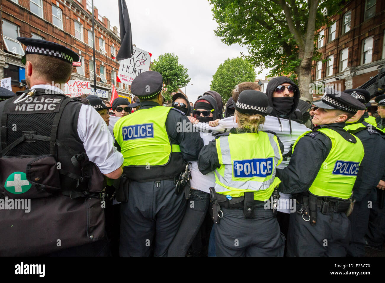 Nord-London, UK. 14. Juni 2014. Antifaschistische UAF (Unite Against Fascism) Protest gegen Nationalisten marschieren in North London Credit: Guy Corbishley/Alamy Live News Stockfoto