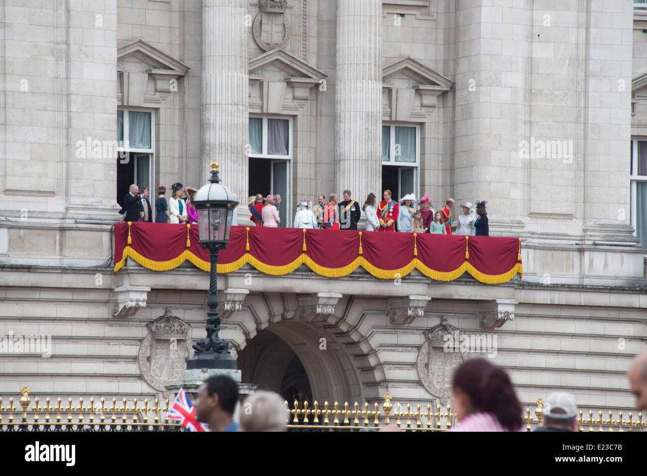 London, UK. 14. Juni 2014. Trooping die Farbe - amtlicher Geburtstag der Königin und der Horse Guards Parade mit der königlichen Familie auf dem Balkon am Buckingham Palace in London. . Foto: siehe Li/Alamy Live News Stockfoto