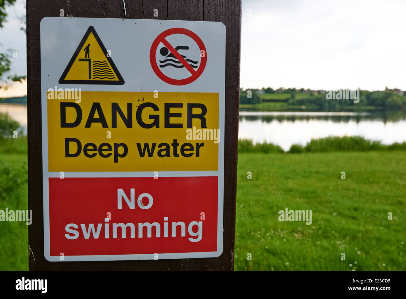 Tiefe Wasser No Swimming GEFAHRENZEICHEN Draycote Wasser Warwickshire UK Stockfoto