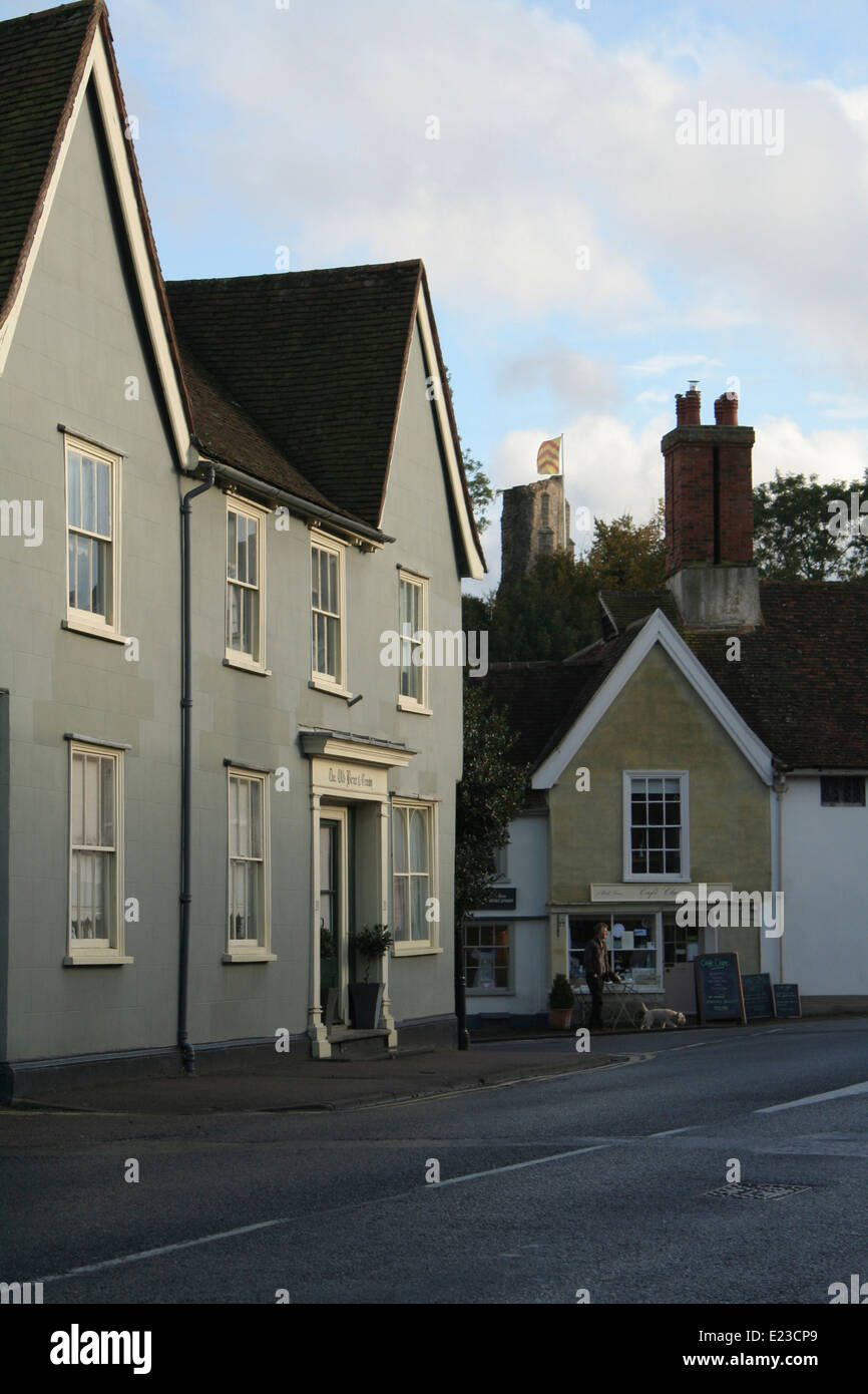 Die Hauptstraße in Clare Suffolk zeigen, dass die Burgruine im Hintergrund. Stockfoto
