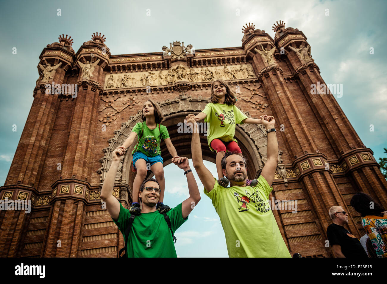 Barcelona, Spanien. 14. Juni 2014: Zwei Mädchen posieren auf den Schultern der Väter vor Barcelonas Triumphbogen während einer Protestaktion für das katalanische Bildungssystem Credit: Matthi/Alamy Live-Nachrichten Stockfoto