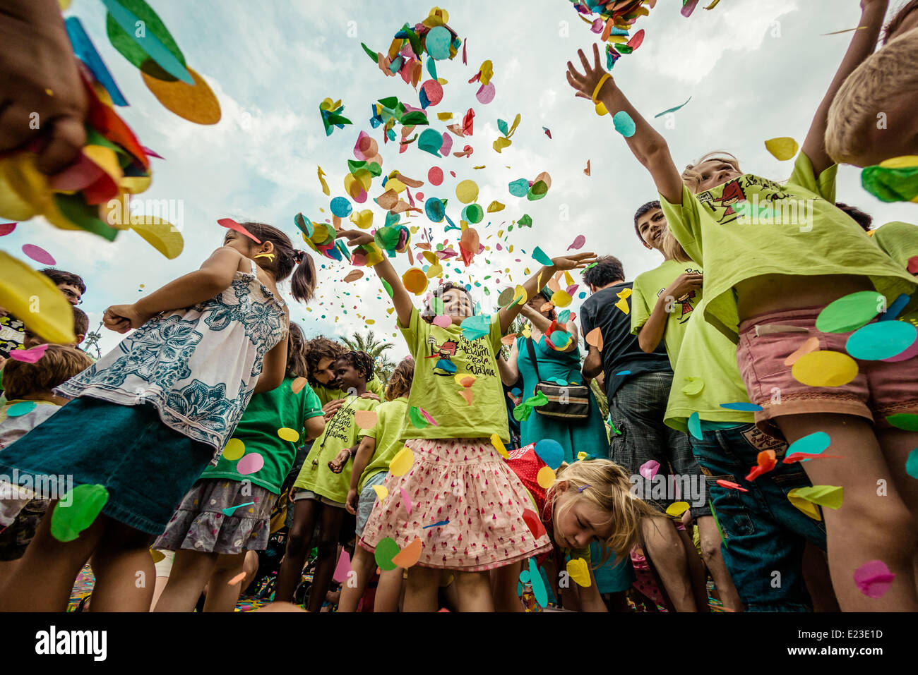 Barcelona, Spanien. 14. Juni 2014: Kinder haben Spaß beim werfen Konfetti während einer Protestaktion für das katalanische Bildungssystem in Barcelona Credit: Matthi/Alamy Live-Nachrichten Stockfoto