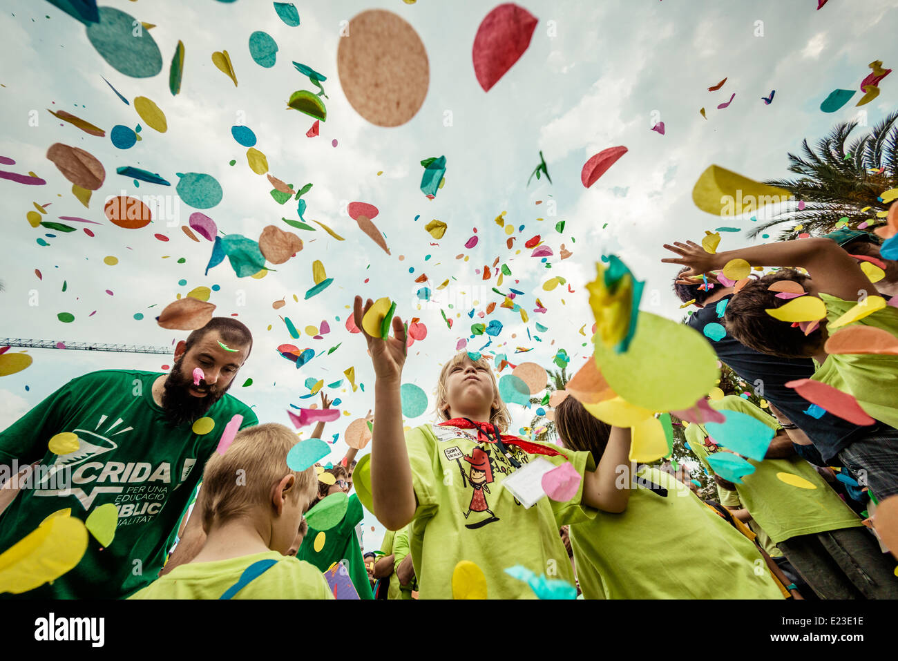 Barcelona, Spanien. 14. Juni 2014: Kinder haben Spaß beim werfen Konfetti während einer Protestaktion für das katalanische Bildungssystem in Barcelona Credit: Matthi/Alamy Live-Nachrichten Stockfoto