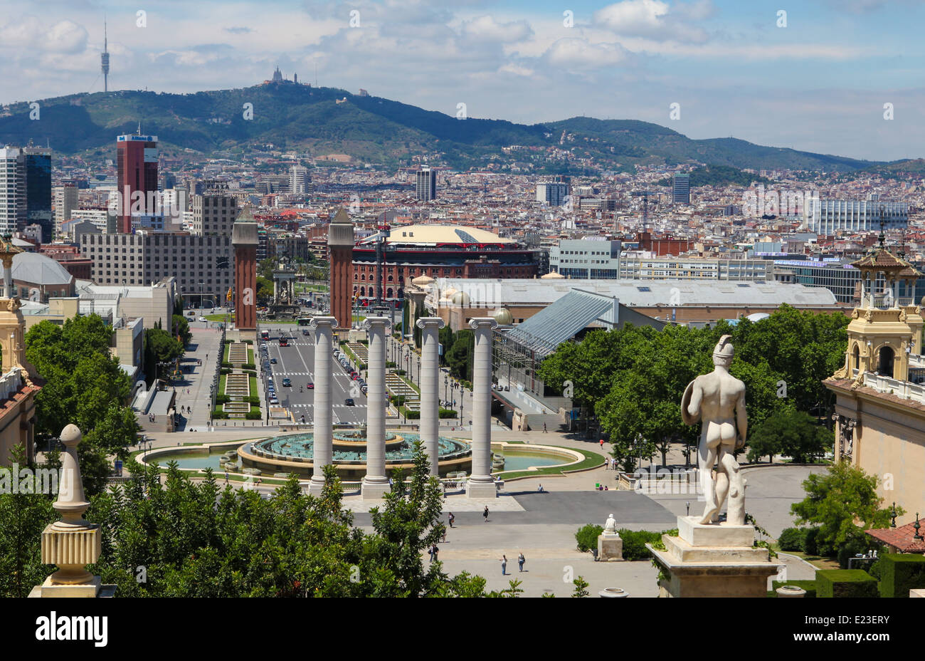 BARCELONA, Spanien - 6. Juni 2011: Blick vom Montjuic auf die venezianischen Türme und der Placa Espana in Barcelona, Katalonien, Spanien. Stockfoto