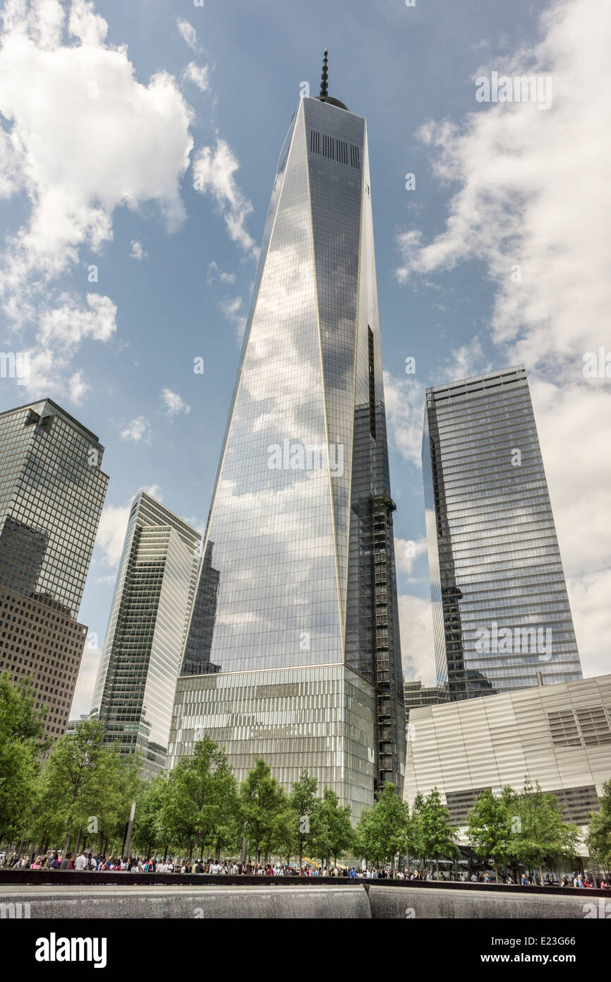 Blick über Pool Kennzeichnung zerstört Südturm, fast abgeschlossene One World Trade Center & neu eröffneten 9/11 911 Memorialmuseum Stockfoto